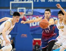 米兰体育-男子篮球比赛中发生激烈对抗