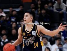 米兰体育-新秀球员崭露头角，帮助球队胜出